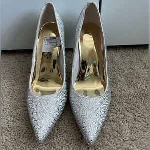 Womens Silver Seannie Embellished Pumps size 8.5m new no box